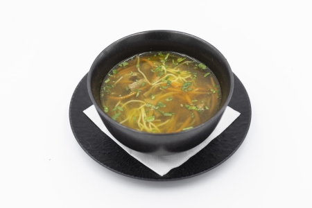 Marhahúsleves cérnametélttel, julienne zöldségekkel, vele főtt húsával (3, 9)